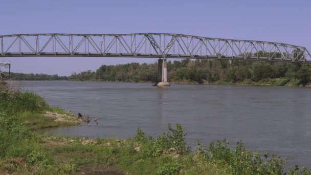 Vista estática del puente sobre el río Misuri . — Vídeos de Stock