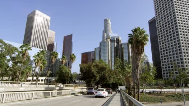 Verkeer rijden op brug in Los Angeles. — Stockvideo