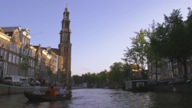 Saat Kulesi ve diğer binalar Amsterdam'da kanalında