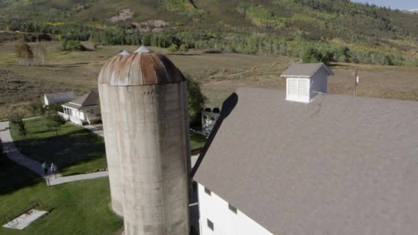 Large white barn — Stock Video