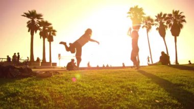 Insanlar Venice Beach yakınında yürüyüş