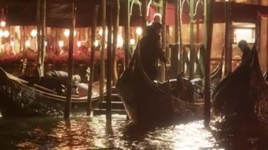 Gondol rıhtımdan çıkıyor