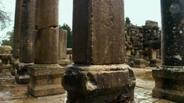 sütunlar ve harap duvarları Bar'am Sinagogu