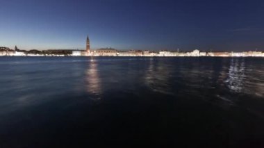 Saint Mark meydanından geceleri hızlandırılmış.