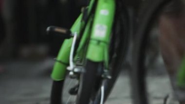 Amsterdam'da kaldırımda yürürken insanların bacakları ve ayaklarının elle vurulması