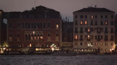 Piazza San Marco doğusunda wharf aşağı tekne şamandıra