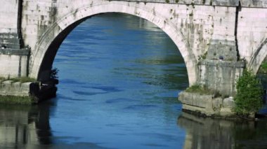 arch underneath Ponte Sant'Angelo