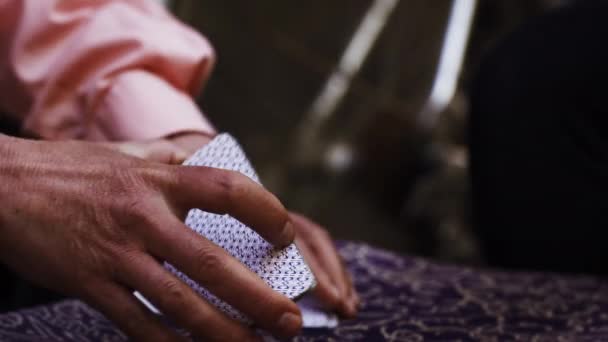 Dois pares de mãos embaralhando e ajustando cartas de tarô — Vídeo de Stock