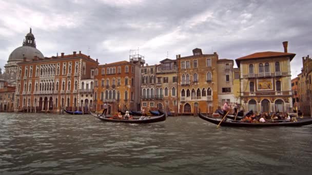 Gondeln und Gebäude am Wasser von Venedig — Stockvideo