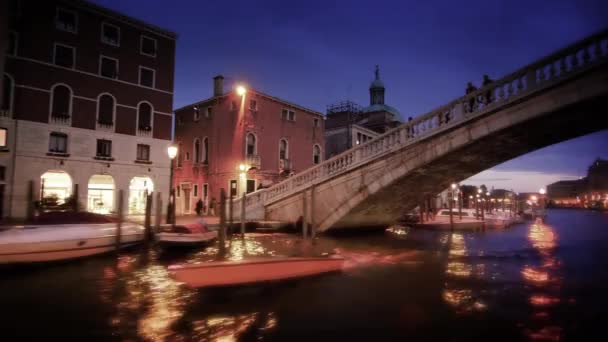 Ponte scalzi und san simeone piccolo auf dem Canal Grande — Stockvideo