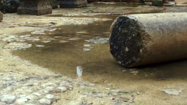 Sepotong kolom jatuh di sinagoge di Bar 'am — Stok Video