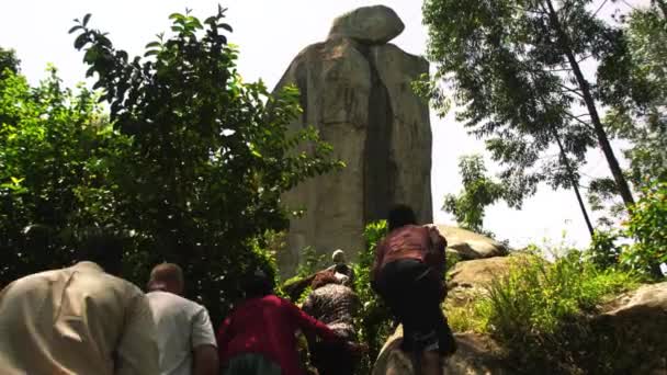Gente trepando a una roca enorme — Vídeos de Stock