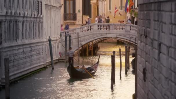 Góndola en el canal junto al Palacio Ducal . — Vídeos de Stock