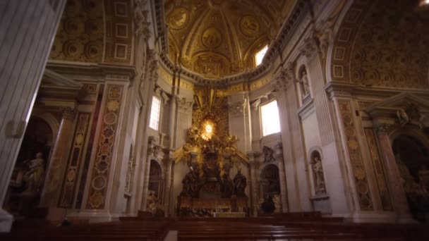 Von den Kirchenbänken bis zur Decke der Peterskirche — Stockvideo