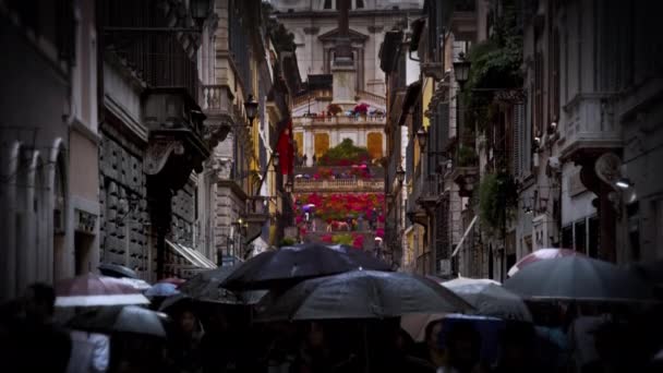 Zpomalený pohyb nahoru vychýlením z ulice na Via Dei Condotti — Stock video
