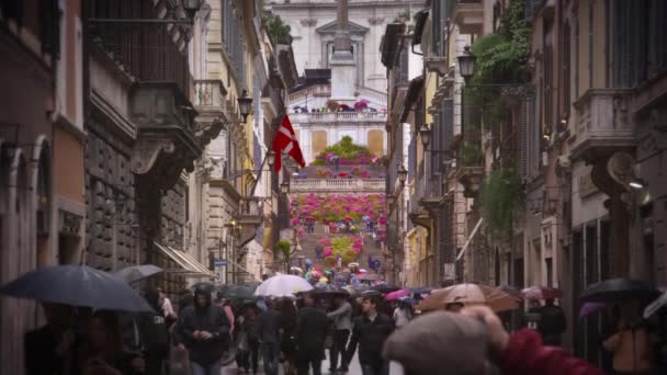 Crowded Via Dei Condotti rua em frente a Trinita Dei Monti — Vídeo de Stock