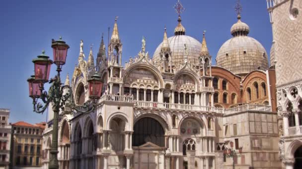 Fotografía lenta, inclinación de la Basílica de San Marco — Vídeo de stock