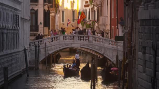 Медленный снимок людей, пересекающих мост через канал в Венеции, Италия . — стоковое видео