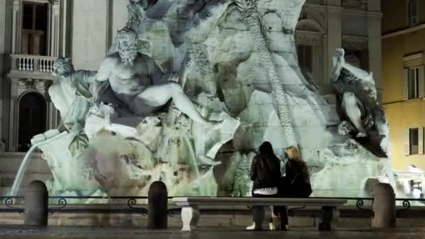 Nighttime time-lapse van de Fontana dei Quattro Fiumi in Rome. — Stockvideo