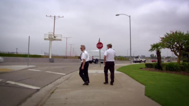 Двое мужчин переходили улицу в LAX — стоковое видео