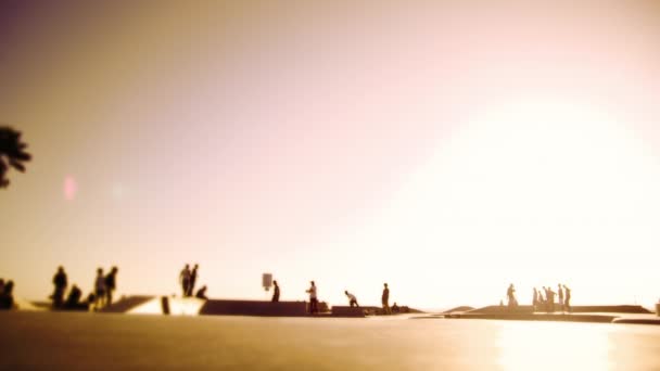 Persone sulla Ocean Front Walk in California — Video Stock