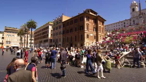Panela de praça em frente a Trinit? dei Monti em câmara lenta — Vídeo de Stock