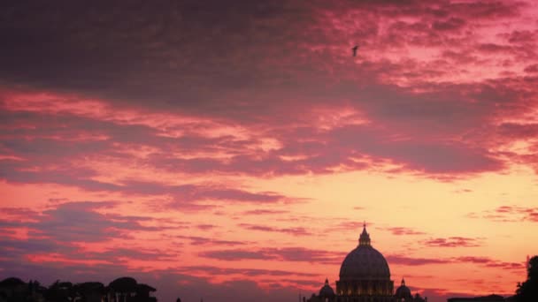 Incline-se até a Basílica de São Pedro e Ponte Sant 'Angelo contra o pôr do sol — Vídeo de Stock
