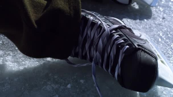 Hockey schaatsen op een outdoor ijsbaan — Stockvideo