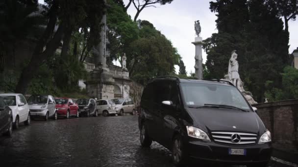 Filmati al rallentatore di auto che passano davanti alla Fontana del Nottuno — Video Stock