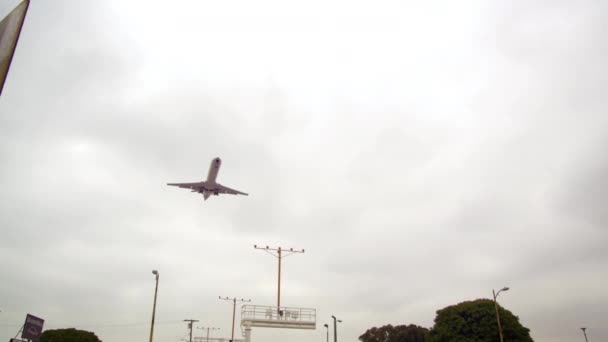Lövés a fölött repülőgép fordult, és a repülő felett forgalom — Stock videók