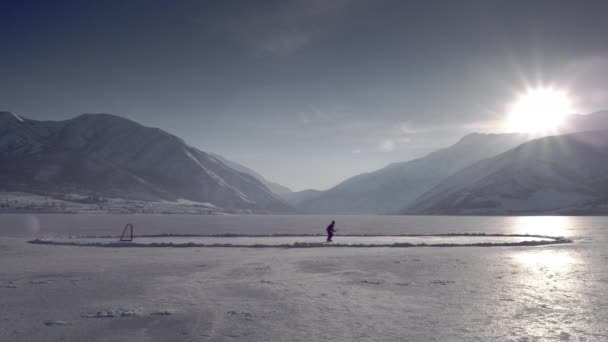 Odkryty lodowisko ze ktos gra na lodzie. — Wideo stockowe