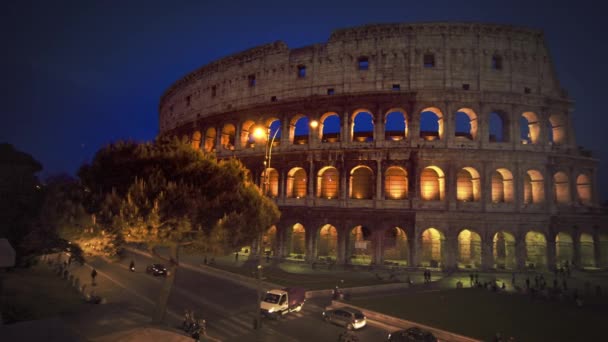 Intersection and Colosseum at night — Stockvideo