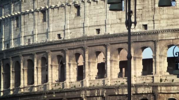 Inclinaison vers le bas prise de vue du Colisée à la rue animée — Video