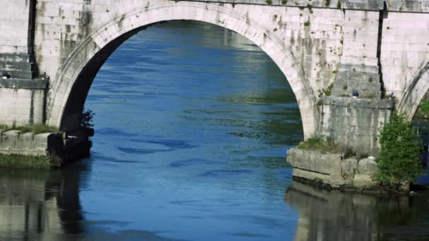 Arch underneath Ponte Sant'Angelo — 图库视频影像