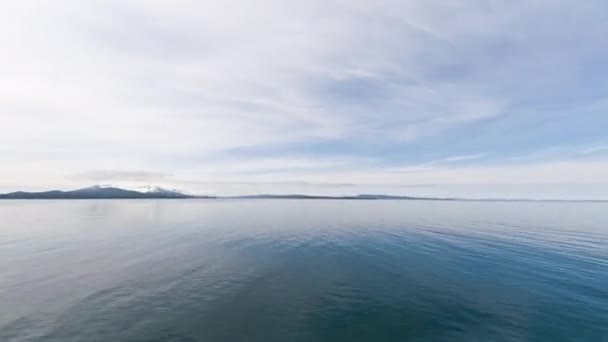 Σχηματισμούς σύννεφων στον ωκεανό με την κορυφογραμμή του βουνού — Αρχείο Βίντεο