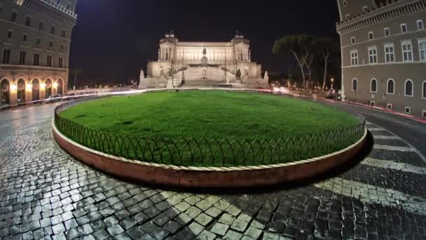 Trafik framför monumentet Vittoriano i Rom. — Stockvideo