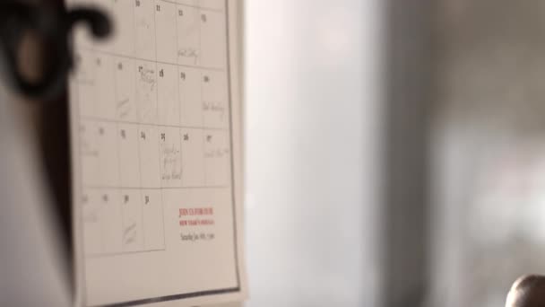 Fechar de uma mão que escreve em um calendário — Vídeo de Stock