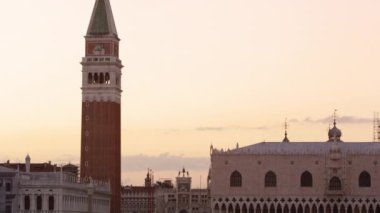 Piazza San Marco atış wharf ve bir vaporetto aşağı devirme.