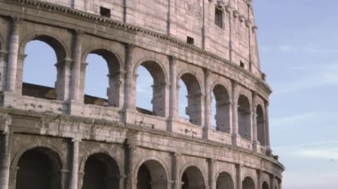 Aşağı doğru eğimli Colosseum ucundan Constantine Arch