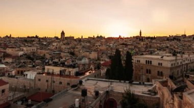 Jerusalem çatılarının üzerinden günbatımı