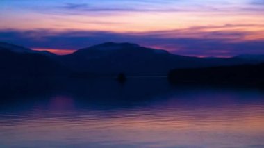 günbatımı arkasında bir dağ sırtı silüeti