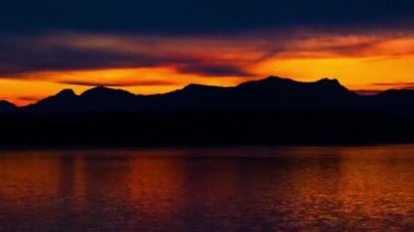 günbatımı Alaska'da dağ sırtı üzerinde