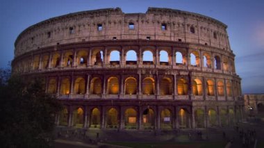 Geceleri aydınlatılmış Colosseum.