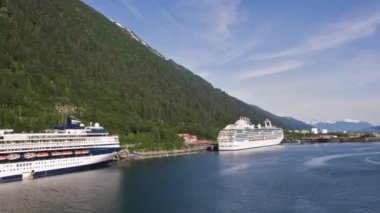 cruise gemi ve tekneler limanda Juneau