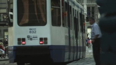 Birkaç kişi etrafında yürüyüş ile bir Amsterdam sokak Shot