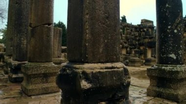sütunlar ve harap duvarları Bar'am Sinagogu