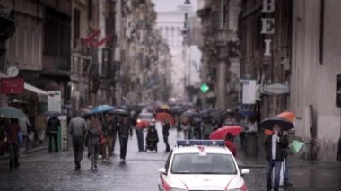 Bir ıslak Roma sokak yürüyüş insanların ağır çekim görüntüleri