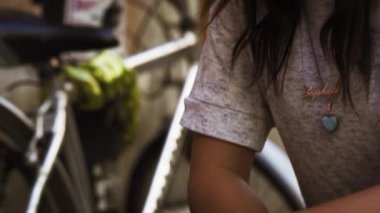 Kadına fal baktıran erkek tarot falcısı.