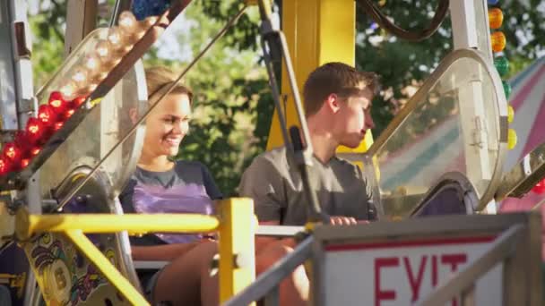 Paar plaudert auf Riesenrad, als es losgeht — Stockvideo