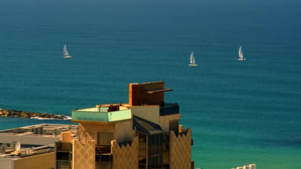 Mediterraanse zeilen bij Jaffa shot in Israël — Stockvideo